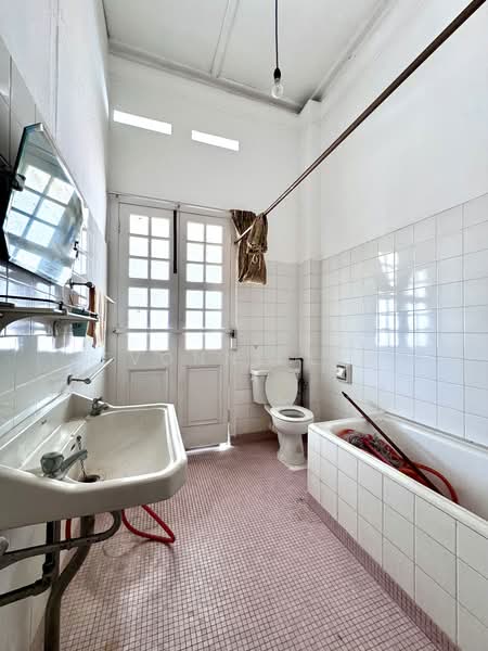 Banglo Komersial untuk Disewa di Pulau Tikus (Penang) - Evonne Lim - Bathroom - PropertyGuru.com.my