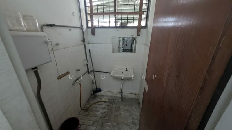 Kilang Teres untuk Dijual di Kawasan Perindustrian Daya (Tebrau) - Ming Yeap - Bathroom - PropertyGuru.com.my