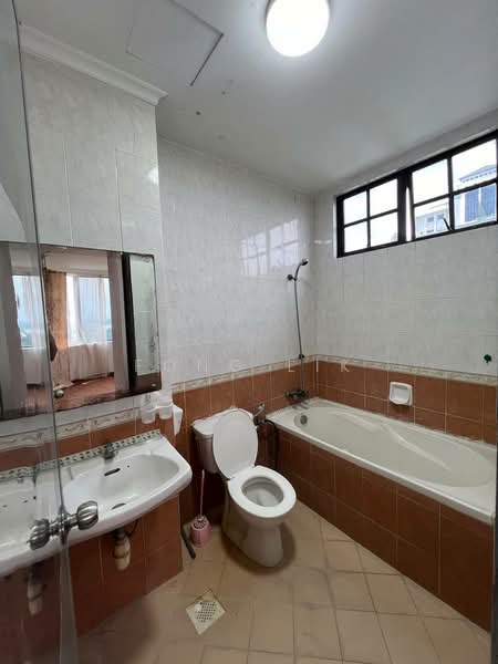 Kondominium untuk Dijual di Datin Halimah Condominium - Fong Lik - Bathroom - PropertyGuru.com.my