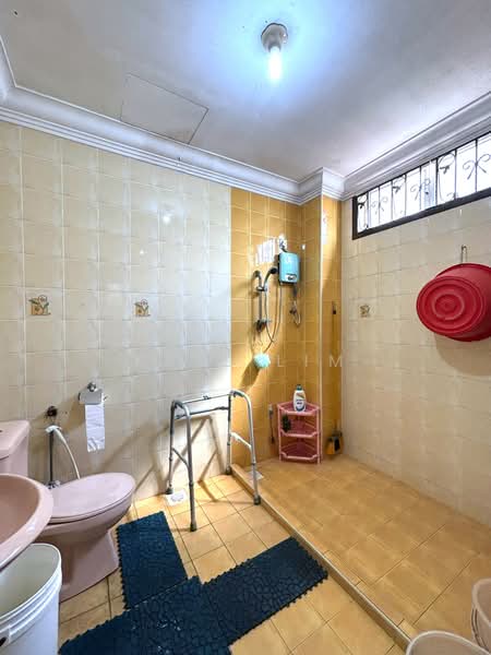 Rumah Teres 2-Tingkat untuk Dijual di Taman Setia Indah (Tebrau) - Karl Lim - Bathroom - PropertyGuru.com.my