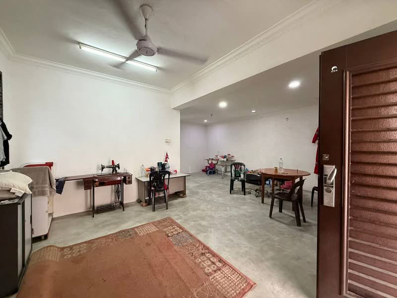 Rumah Teres 2 Tingkat untuk Dijual di Taman Megah Ria (Masai) - Daniel Yong - Living Room - PropertyGuru.com.my