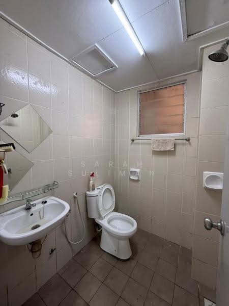 Pangsapuri untuk Disewa di Alam Budiman (Sri Budiman) - Sarah Suliman - Bathroom - PropertyGuru.com.my