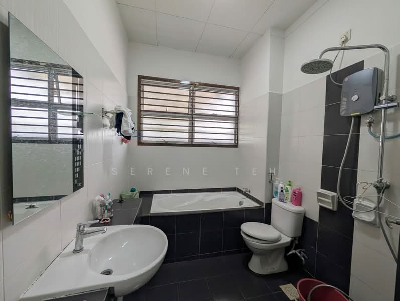 Rumah Teres 2-Tingkat untuk Dijual di Bandar Indahpura (Kulai) - Serene Teh - Bathroom - PropertyGuru.com.my