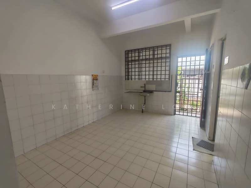2-storey Terraced House for Sale in Taman Universiti (Skudai) - Katherine Low - Kitchen - PropertyGuru.com.my