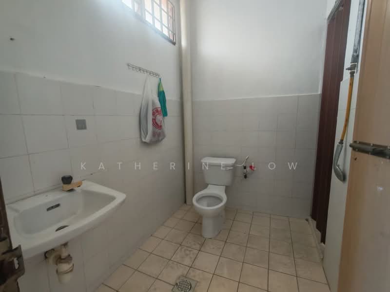 2-storey Terraced House for Sale in Taman Universiti (Skudai) - Katherine Low - Bathroom - PropertyGuru.com.my