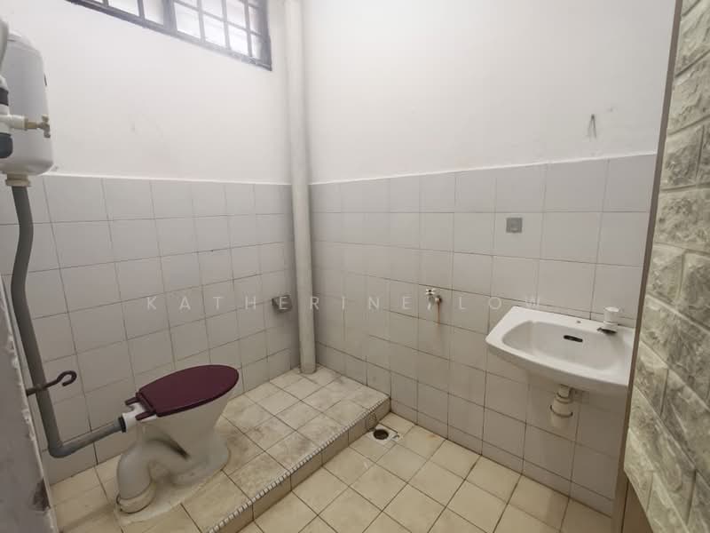 2-storey Terraced House for Sale in Taman Universiti (Skudai) - Katherine Low - Bathroom - PropertyGuru.com.my