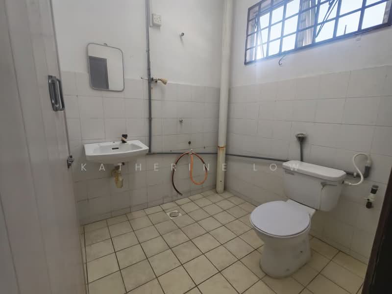 2-storey Terraced House for Sale in Taman Universiti (Skudai) - Katherine Low - Bathroom - PropertyGuru.com.my