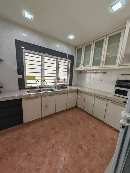 Rumah Teres untuk Dijual di Taman Bukit Kinrara (Bandar Kinrara) - Janice CC Tan - Kitchen - PropertyGuru.com.my