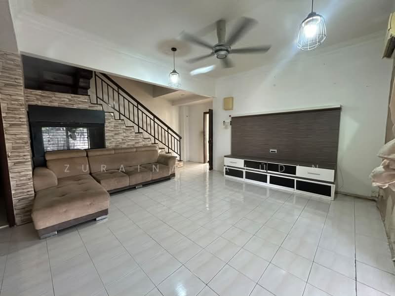 Rumah Teres 2 Tingkat untuk Dijual di Bandar Saujana Putra (Tanjong Duabelas) - Zuraina Rajudin - Living Room - PropertyGuru.com.my