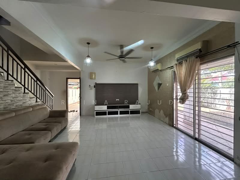 Rumah Teres 2 Tingkat untuk Dijual di Bandar Saujana Putra (Tanjong Duabelas) - Zuraina Rajudin - Living Room - PropertyGuru.com.my