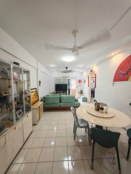 Pangsapuri untuk Dijual di Puncak Baiduri Apartment - Even Chong - Living Room - PropertyGuru.com.my