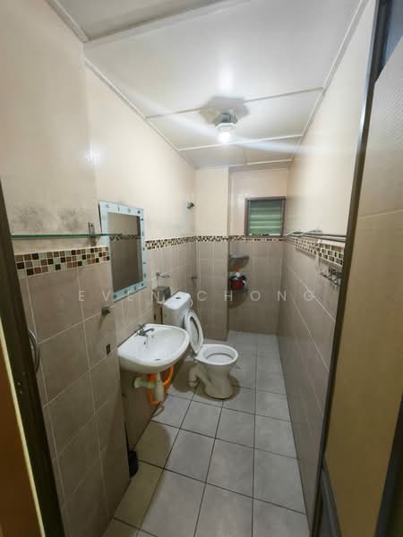 Pangsapuri untuk Dijual di Puncak Baiduri Apartment - Even Chong - Bathroom - PropertyGuru.com.my