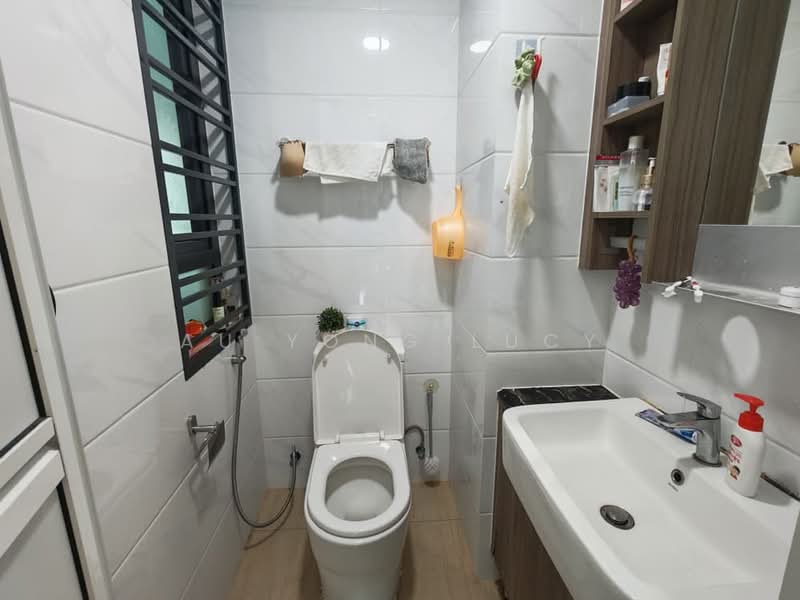 Kediaman Servis untuk Dijual di Country Garden Central Park - Au Yong Lucy - Bathroom - PropertyGuru.com.my