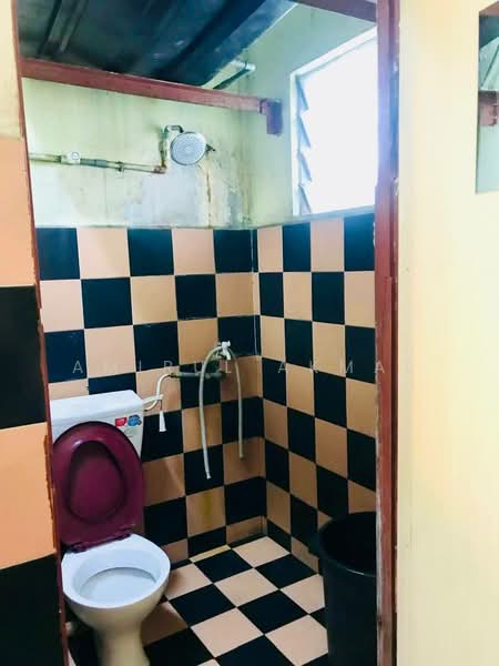 Flat for Sale at Flat PKNS Section 17 Shah Alam - Amirul Akmal - Bathroom - PropertyGuru.com.my