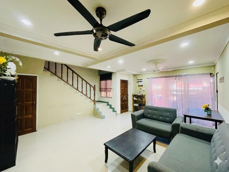 Rumah Teres 2-Tingkat untuk Dijual di Taman Rawang Perdana (Rawang) - Amirul Akmal - Living Room - PropertyGuru.com.my