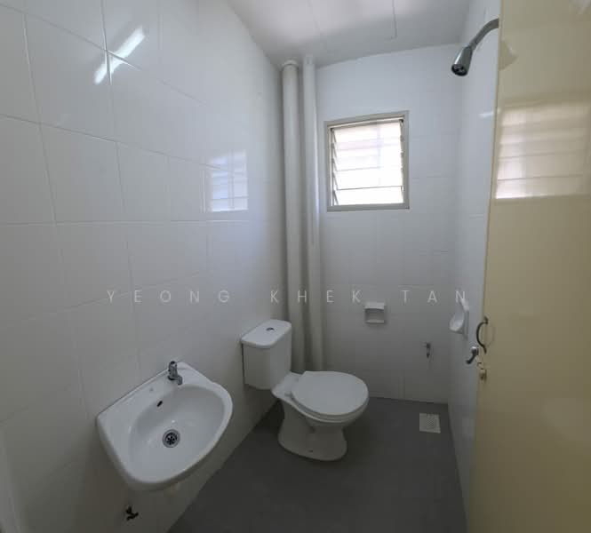 Apartment for Rent at Pangsapuri Akasia (Bandar Botanic) - Yeong Khek Tan - Bathroom - PropertyGuru.com.my