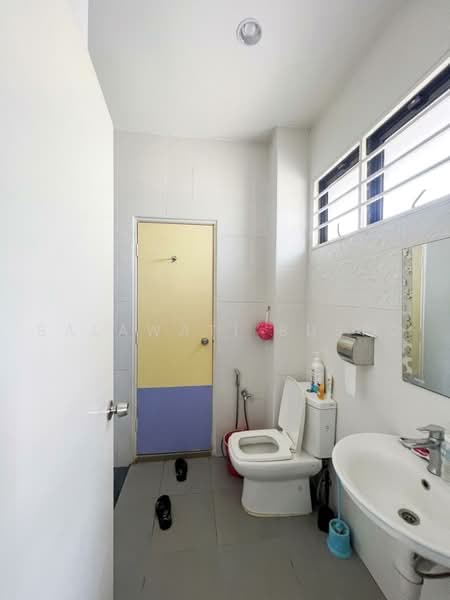 Rumah Berkembar untuk Dijual di Sungai Buloh (Selangor) - Salawati Busro - Bathroom - PropertyGuru.com.my