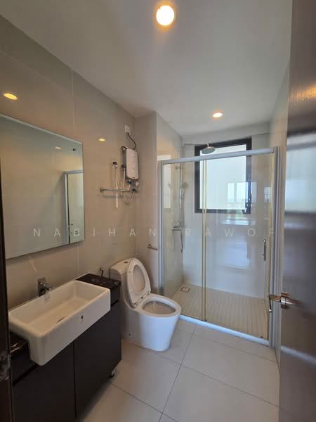 Condominium for Rent at Bay Point @ Country Garden Danga Bay - Nabihan Rawof - Bathroom - PropertyGuru.com.my