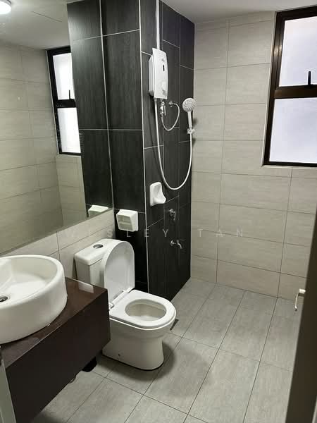Kondominium untuk Dijual di Admiral Residences - Wesley Tan - Bathroom - PropertyGuru.com.my
