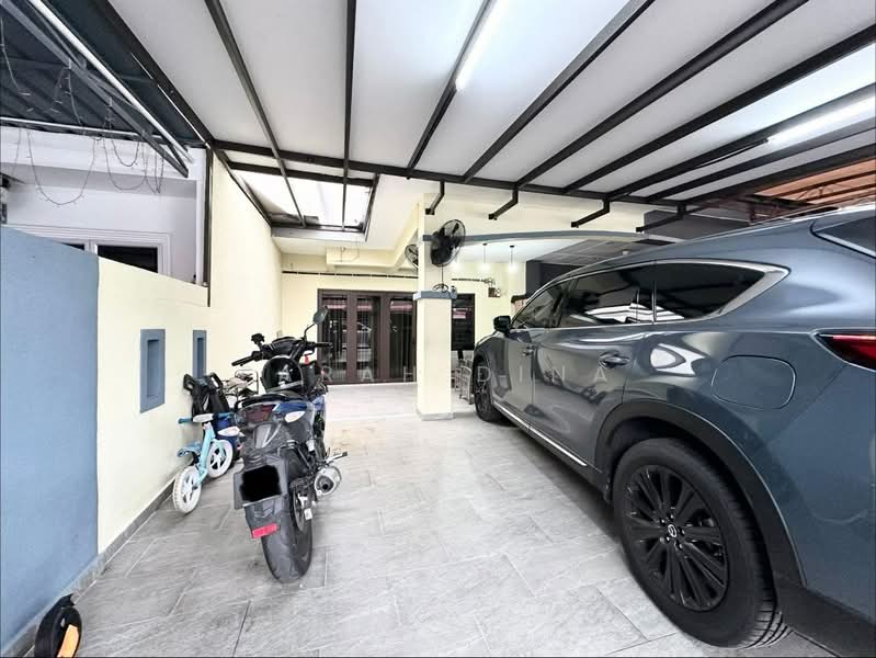 Rumah Teres 2-Tingkat untuk Dijual di Taman Desa Permai (Kapar) - Farah Dina - Car Park - PropertyGuru.com.my
