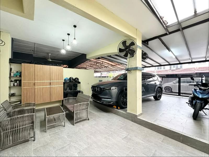 Rumah Teres 2-Tingkat untuk Dijual di Taman Desa Permai (Kapar) - Farah Dina - Car Park - PropertyGuru.com.my