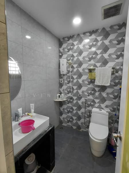 Terraced House for Sale in Serdang (Seri Kembangan) - Aivin Thoong - Bathroom - PropertyGuru.com.my