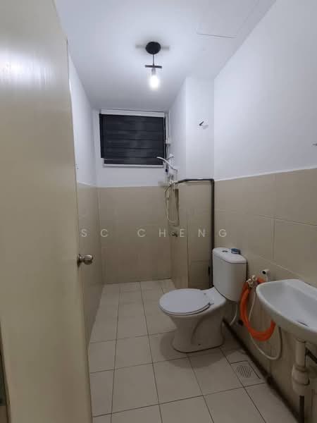 Pangsapuri untuk Dijual di Molek Ria - SC Cheng - Bathroom - PropertyGuru.com.my