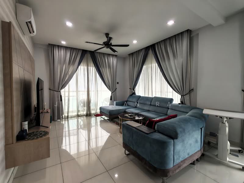 Kondominium untuk Dijual di Sri Putramas III / Royal Regent - Jonathan Raj - Living Room - PropertyGuru.com.my