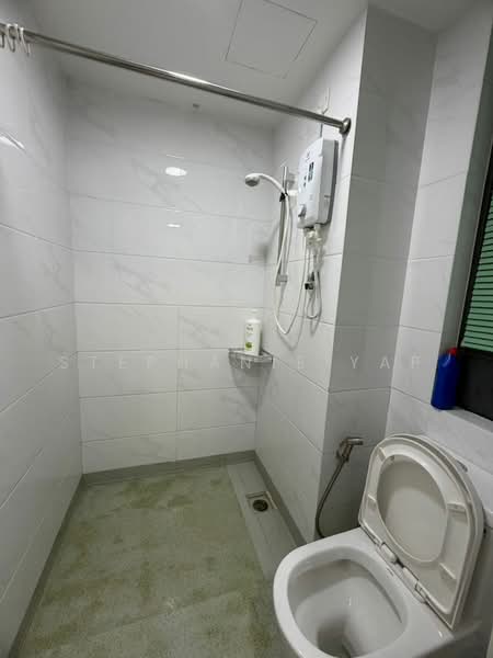 Kediaman Servis untuk Dijual di Country Garden Central Park - Stephanie Yap - Bathroom - PropertyGuru.com.my