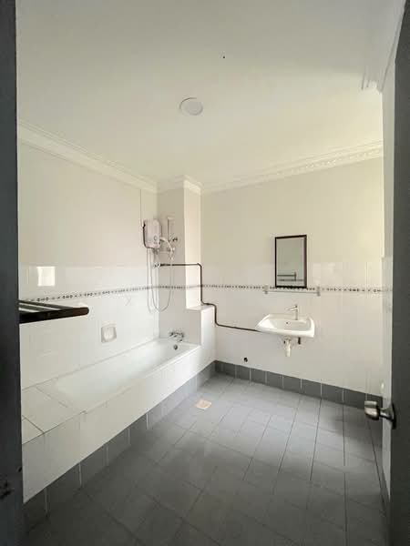 Condominium for Rent at Ridzuan Condominium - Xin Nee - Bathroom - PropertyGuru.com.my