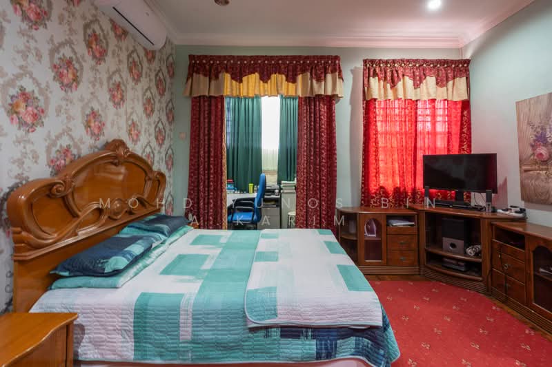 Bungalow House for Sale in Taman Rasah Kemayan (Rasah) - Mohd Yunos Bin A.Karim - Bedroom - PropertyGuru.com.my
