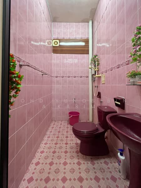 Bungalow House for Sale in Taman Rasah Kemayan (Rasah) - Mohd Yunos Bin A.Karim - Bathroom - PropertyGuru.com.my