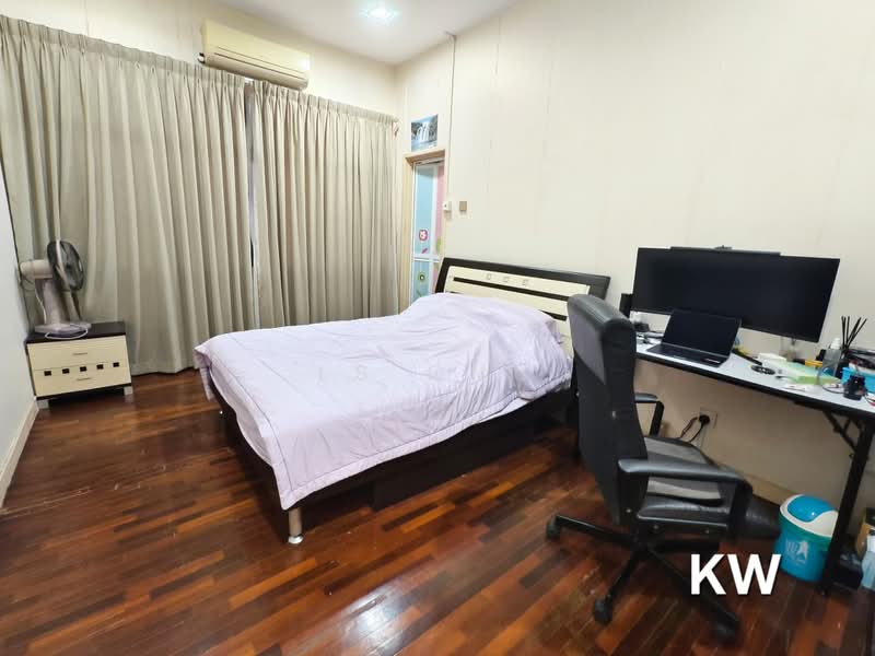 Rumah Berkembar untuk Dijual di Kemuning Utama Permai (Shah Alam) - LS Chu - Bedroom - PropertyGuru.com.my