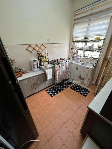 2-storey Terraced House for Sale in Bandar Saujana Putra (Tanjong Duabelas) - Ammeer Nadzrai - Kitchen - PropertyGuru.com.my