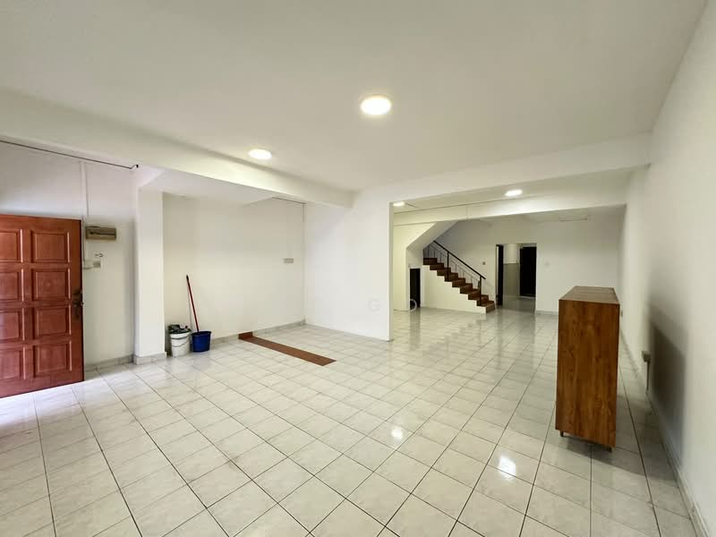 Rumah Teres 2-Tingkat untuk Dijual di Taman Bayu Perdana (Klang) - KT Go - Living Room - PropertyGuru.com.my