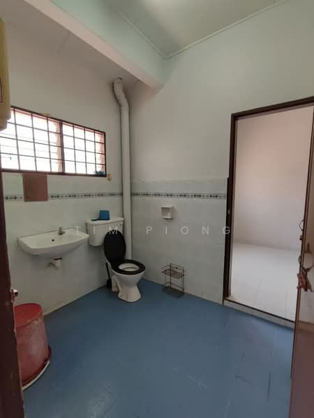 2-storey Terraced House for Sale in Taman Semabok Jaya (Semabok) - Tim Piong - Bathroom - PropertyGuru.com.my