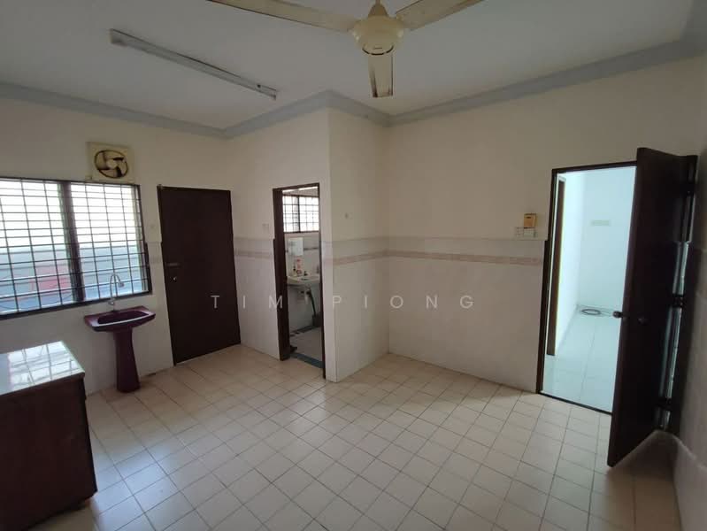 2-storey Terraced House for Sale in Taman Semabok Jaya (Semabok) - Tim Piong - Kitchen - PropertyGuru.com.my