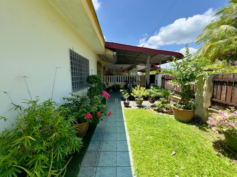 Rumah Teres 1 Tingkat untuk Dijual di Taman Berlian (Kajang) - Azli Ibrahim - Exterior - PropertyGuru.com.my