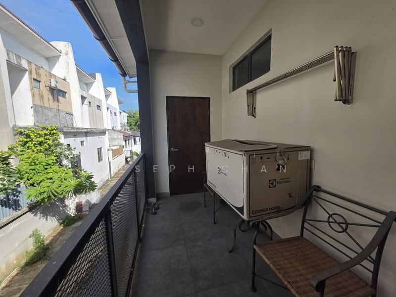 2-storey Terraced House for Sale in Laman Glenmarie (Shah Alam) - Joseph Chan - Upstairs balcony - PropertyGuru.com.my