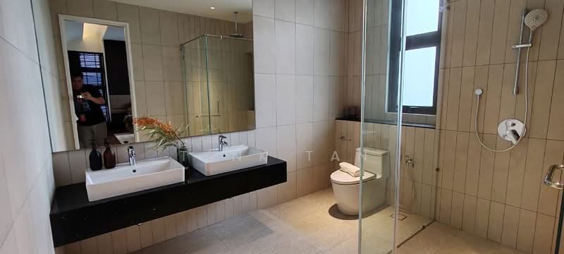 Rumah Berkembar untuk Dijual di Bandar Gamuda Cove (Dengkil) - Tank Tan - Bathroom - PropertyGuru.com.my