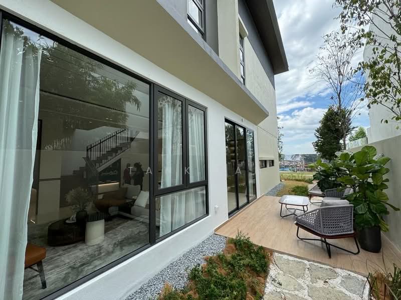 Rumah Berkembar untuk Dijual di Bandar Gamuda Cove (Dengkil) - Tank Tan - Living Room - PropertyGuru.com.my