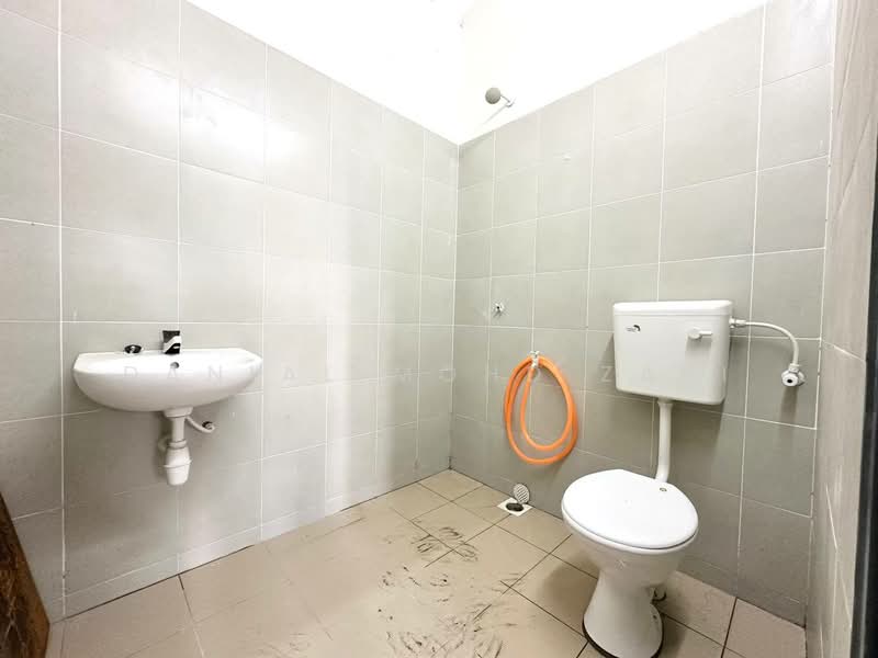Semi-Detached House for Sale in Banting (Selangor) - Danial Mohd Zaki - Bathroom - PropertyGuru.com.my