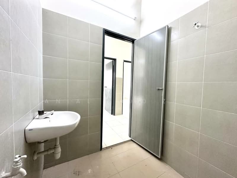 Semi-Detached House for Sale in Banting (Selangor) - Danial Mohd Zaki - Bathroom - PropertyGuru.com.my