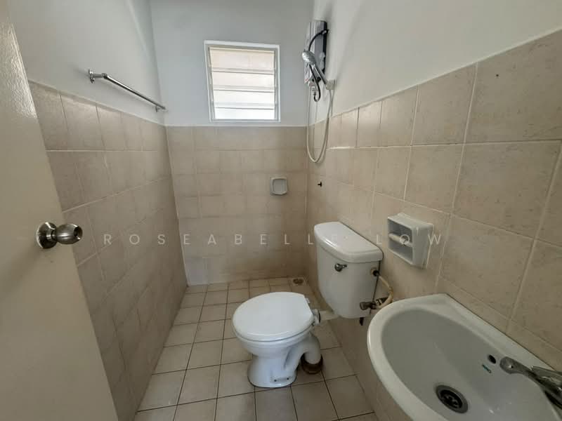 Apartment for Sale at Mandarina Court - Roseabelle Low - Bathroom - PropertyGuru.com.my