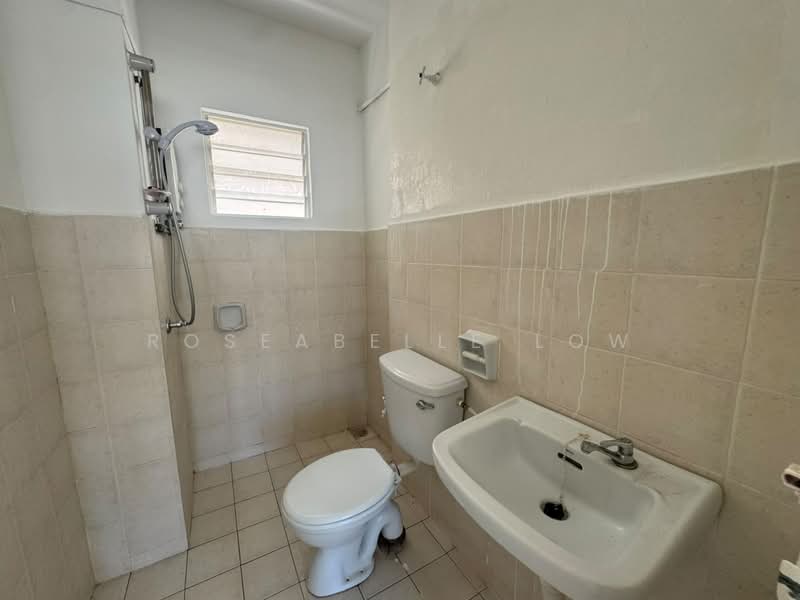 Apartment for Sale at Mandarina Court - Roseabelle Low - Bathroom - PropertyGuru.com.my