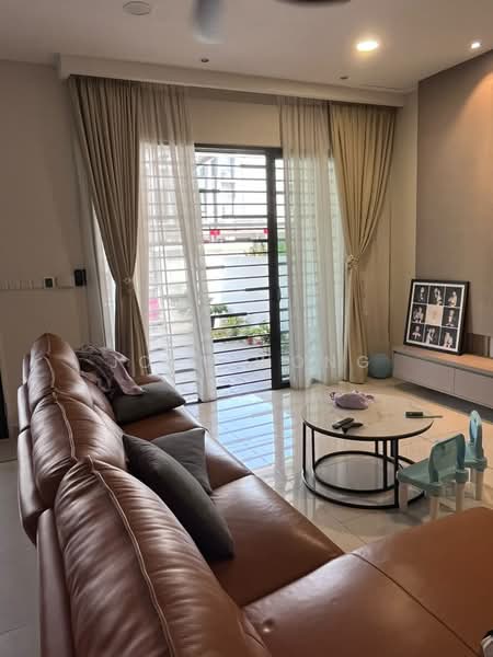 Rumah Teres 3-Tingkat untuk Dijual di Taman Puncak Jalil (Seri Kembangan) - Joey Wong - Living Room - PropertyGuru.com.my