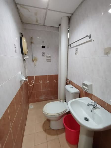 Pangsapuri untuk Disewa di University Place (Plaza Ivory) - Tommy Gan - Bathroom - PropertyGuru.com.my