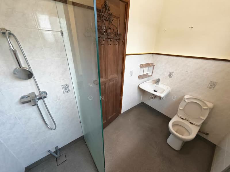 Rumah Banglo untuk Disewa di Leisure Farm (Gelang Patah) - Tuxton Phiong - Bathroom - PropertyGuru.com.my