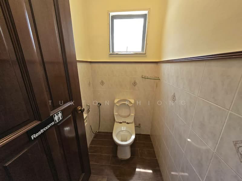 Rumah Banglo untuk Disewa di Leisure Farm (Gelang Patah) - Tuxton Phiong - Bathroom - PropertyGuru.com.my