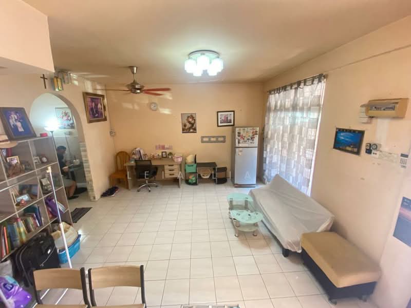 Rumah Teres 2 Tingkat untuk Dijual di Bandar Saujana Putra (Tanjong Duabelas) - Leia Lian - Living Room - PropertyGuru.com.my